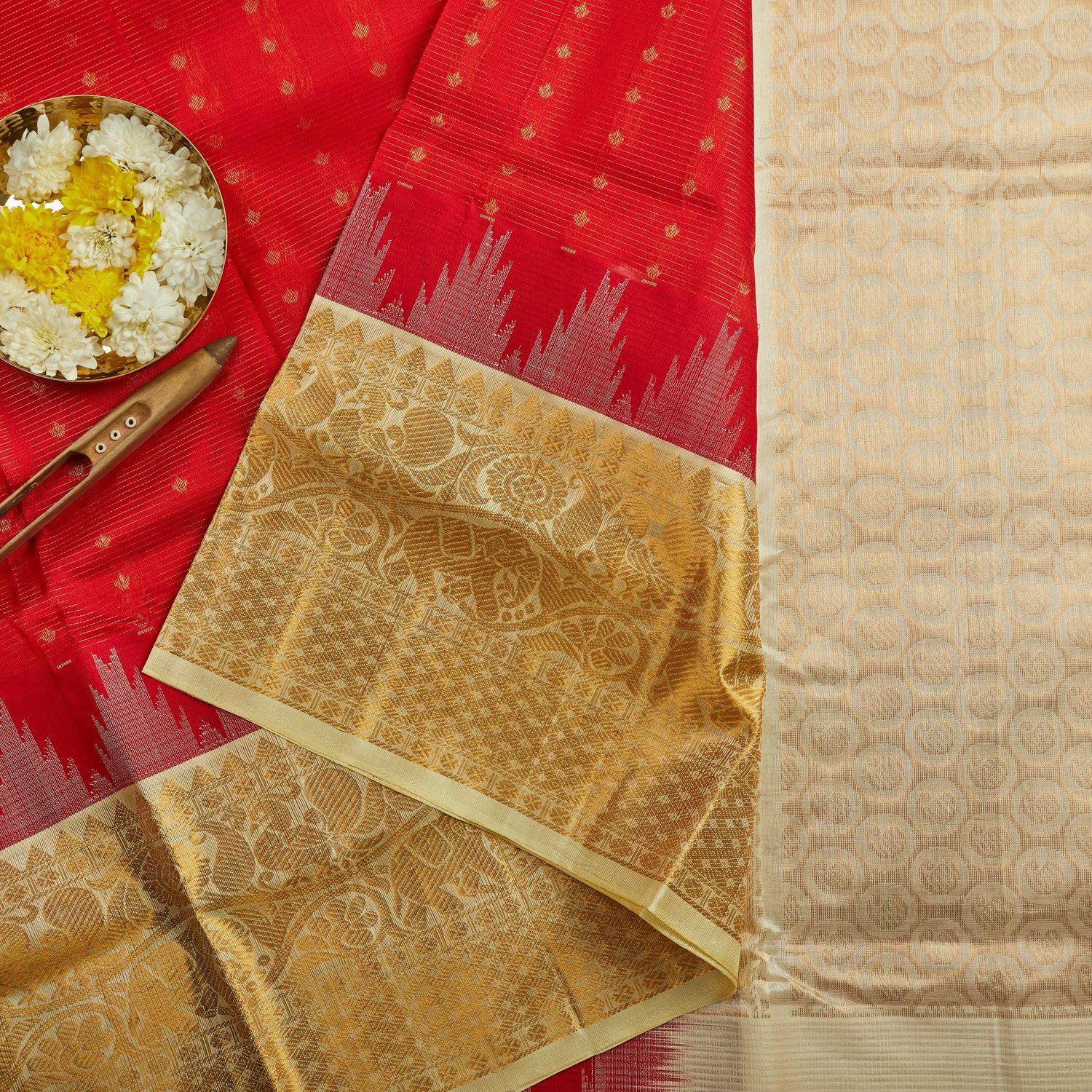 chilli-red-aarani-silk-cotton-saree-with-off-white-border Chilli Red Aarani Silk Cotton Saree with Off White Border - Image 1